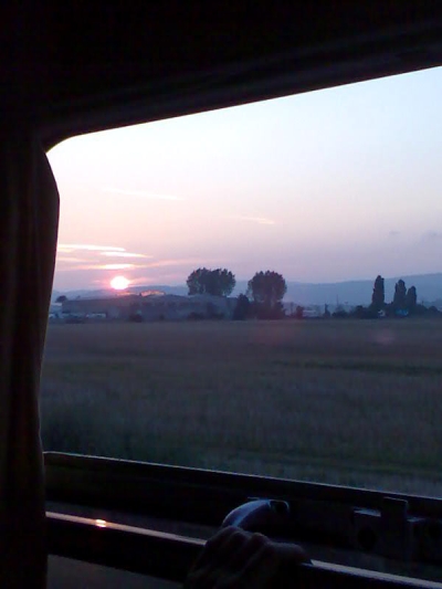 Romantický ranný východ slnka z vlaku. 