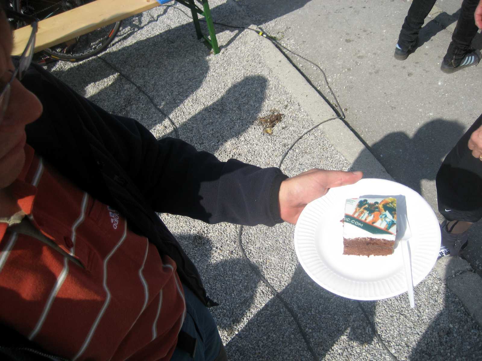 Emil s trofejným kúskom torty.